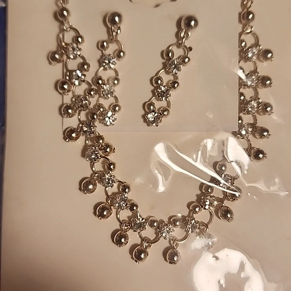 Boutique Collection Fashion Beaded 18 Inch Necklace And Earring Set - Picture 2 of 4